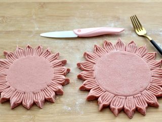 10、花样豆沙馒头,用同样的方式、再做好第二个