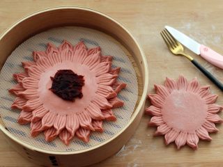 14、花样豆沙馒头,然后再做好第三个、用同样的方法、抹上豆沙、把面皮放在上面