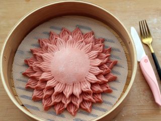 15、花样豆沙馒头,再放入蒸笼里