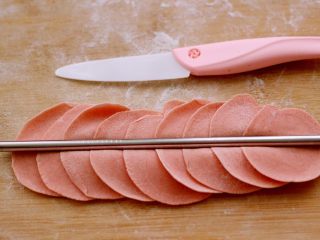 16、花样豆沙馒头,剩下的小面团揉成光滑的长条切成大小一致的剂子、擀成圆形薄面皮、叠加在一起、中间用一根筷子死劲压一下