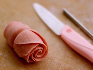 17、花样豆沙馒头,然后反过来卷起来、用刀从中间切开即可成为玫瑰花