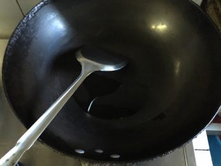 1、番茄黑椒意面????,锅烧热后加入适量水，几滴橄榄油，适量盐，水沸腾后加入意面；同时番茄顶部切十字花，加入热水中汆烫，取出后去皮。