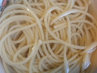 2、番茄黑椒意面????,意面入锅10分钟后捞出，浸泡在冷水中。