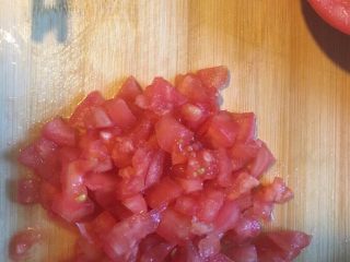 3、番茄黑椒意面????,番茄切丁，一人份半颗番茄足够✌️