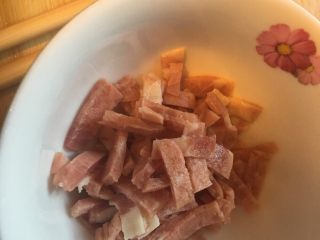 4、番茄黑椒意面????,培根切适量大小，如图