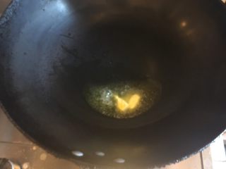 5、番茄黑椒意面????,重新点火，锅烧热，加入一小块黄油