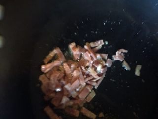 6、番茄黑椒意面????,培根入锅，翻炒