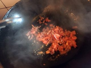 7、番茄黑椒意面????,番茄丁入锅，翻炒片刻，然后加入番茄酱，白糖，翻炒片刻后加水，煮制