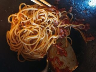 8、番茄黑椒意面????,待汤汁浓郁时加入意面????，用筷子顺时针搅拌以便意面充分吸收汤汁，然后加入黑胡椒碎和西芹碎，继续顺时针搅拌