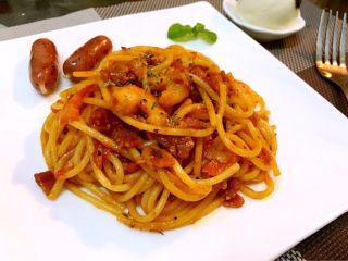 11、番茄黑椒意面????,此图是我原来做的，加了鲜虾味道更加美味，喜欢洋葱的亲还可以加入洋葱丁，因本宝宝不喜欢吃洋葱所以就省略了此材料。