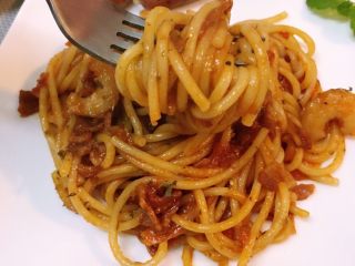 10、番茄黑椒意面????,搅拌一下，????，汤汁要溢出来了有木有！