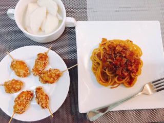 12、番茄黑椒意面????,又炸了鸡柳，切了雪梨，做搭配