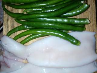 1、辣炒鱿鱼圈,材料洗净，鱿鱼表面黑膜撕掉处理干净，嫌麻烦也可以不撕，洗干净就行