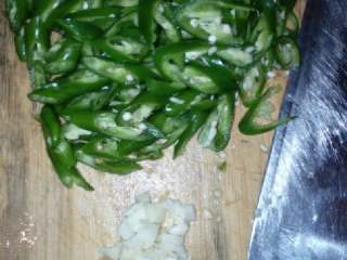 2、辣炒鱿鱼圈,辣椒切斜刀，蒜姜切碎末