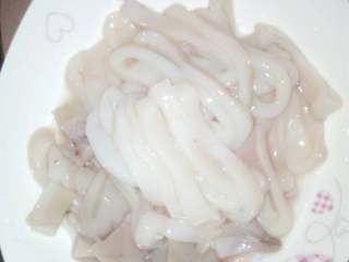 3、辣炒鱿鱼圈,鱿鱼切圈