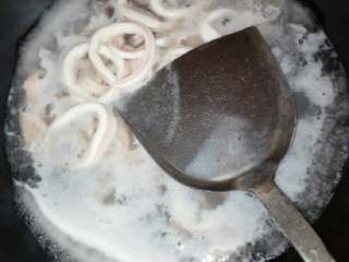 4、辣炒鱿鱼圈,鱿鱼圈焯水（水里加少许盐去腥味）待用