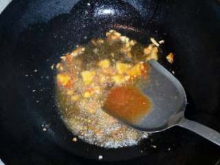 5、辣炒鱿鱼圈,炒锅放适量油下蒜/姜/李锦记香蒜辣椒酱1勺煸炒香