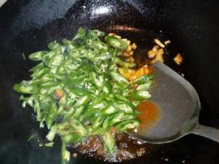 6、辣炒鱿鱼圈,下切好的辣椒翻炒1分钟