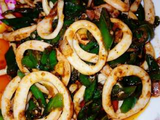 8、辣炒鱿鱼圈,成品，LG跟女儿都不喜欢吃，这盘鱿鱼被我一人就吃完了????????