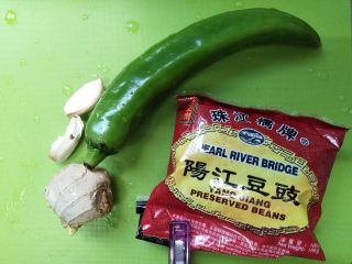 2、大碗蛤蜊,材料准备：青辣椒，豆豉，姜蒜。