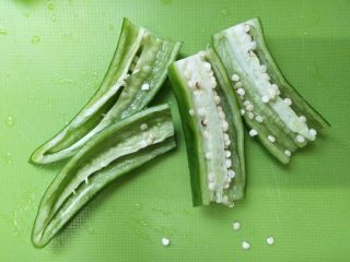 3、大碗蛤蜊,辣椒切开去囊。