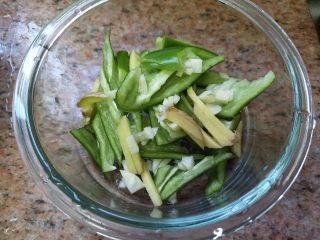 4、大碗蛤蜊,姜和辣椒切丝备用，蒜头剁成蒜蓉。