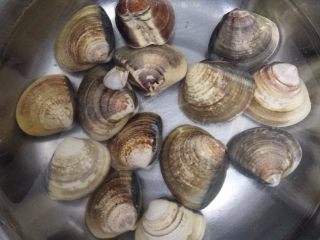 5、大碗蛤蜊,静置一段时间后，将脏水倒掉，再用清水冲洗多两遍。