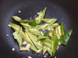 6、大碗蛤蜊,热锅倒油，将姜蒜辣椒放入锅中炒出味道。