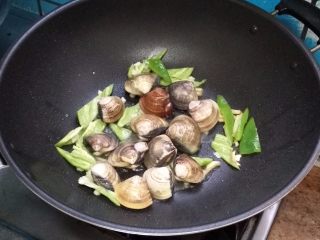 7、大碗蛤蜊,放入蛤蜊翻炒。