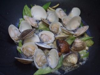 8、大碗蛤蜊,盖上锅盖焖两三分钟，蛤蜊就会打开，同时焖出汁水。