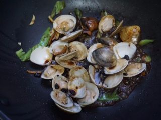 9、大碗蛤蜊,加入豆豉，生抽，老抽，糖，料酒调味。