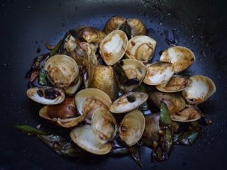 10、大碗蛤蜊,不断翻炒，以防粘锅，以及让材料更好地上色。