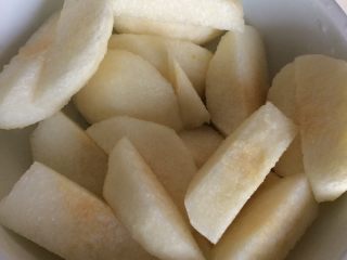 2、自制秋梨膏,将雪梨去皮去核切块