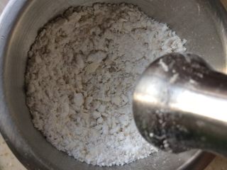 3、自制秋梨膏,川贝母,买了颗粒的川贝母,自己手磨成粉末状