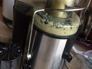 4、自制秋梨膏,将梨榨汁