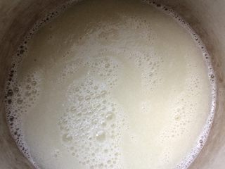 5、自制秋梨膏,梨汁,放入大锅,如果有大砂锅,更好