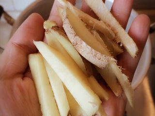 8、自制秋梨膏,姜丝准备