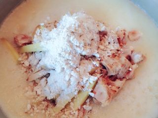 9、自制秋梨膏,放在一起,开始小火煮,半小时即可