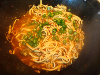 10、肉末烧豆腐皮,烧制豆腐皮变软，出水，放入青红椒翻炒均匀。