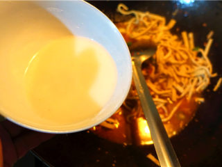 11、肉末烧豆腐皮,放入适量盐，鸡精翻炒均匀，倒入水豆粉，翻匀，起锅。