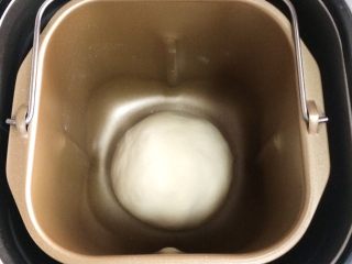2、红糖小锅盔,和面约20分钟成光滑的面团,直接放在面包机桶内进行发酵。