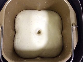 3、红糖小锅盔,面团发至2倍大,手指沾面粉戳孔,不塌陷不回弹即可。