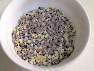 4、红糖小锅盔,红糖、面粉、花生碎和黑芝麻混合均匀。