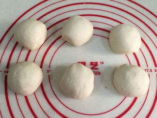 5、红糖小锅盔,发好的面团取出排气,分成六等份,滚圆。