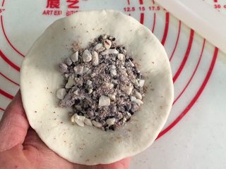 7、红糖小锅盔,放上12克的花生芝麻红糖馅。