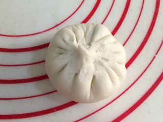 8、红糖小锅盔,像包包子一样将馅料包起来,捏紧收口。