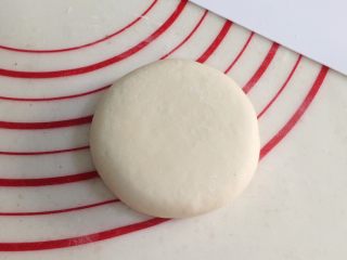 9、红糖小锅盔,把包好的饼轻轻按压,然后用擀面杖擀成厚度为1厘米的圆饼状,也可以用刮板直接按压成型。