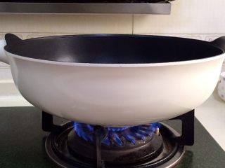 11、红糖小锅盔,开中火,把锅烧热。