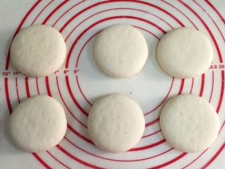 10、红糖小锅盔,把每一份都一一包好按压成型,收口朝下放置。