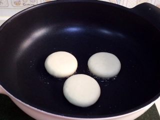 12、红糖小锅盔,然后在锅内刷上少许食用油,放入红糖锅盔生胚,小火慢烙。